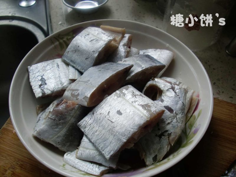 香辣红烧带鱼的做法操作步骤第2步：切成小块后放在碗里备用