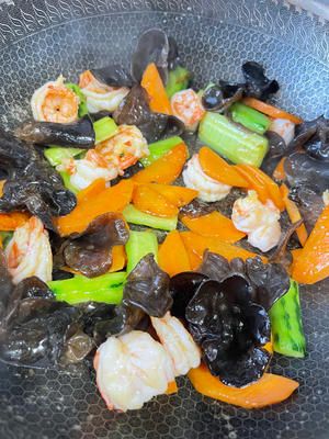 清炒虾仁的做法操作步骤第4步：倒入提前准备好的水淀粉快速翻炒，所有菜上都裹了一层薄薄的芡