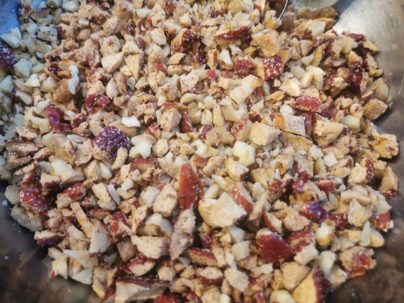 核桃红枣酥的做法操作步骤第2步：核桃和红枣混合一下