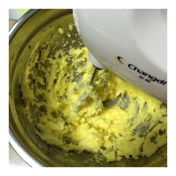 蔓越梅饼干（蛋白打发版）的做法操作步骤第4步：将软化好的黄油用电动打蛋器低速搅散。
