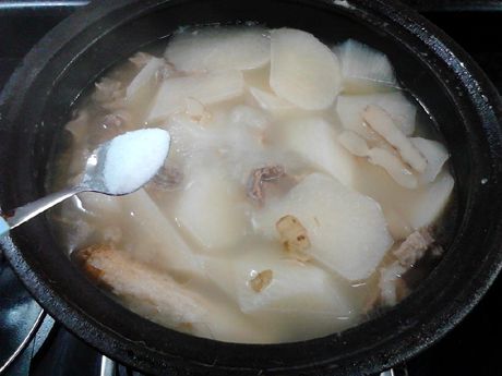清汤白萝卜炖羊肉的做法操作步骤第11步：煮到羊肉熟软，加入食盐调味。