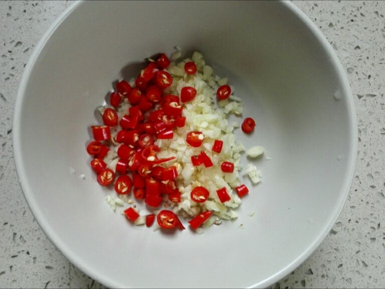 蒜蓉米椒蒸金针菇的做法操作步骤第3步：小米辣、大蒜切碎
