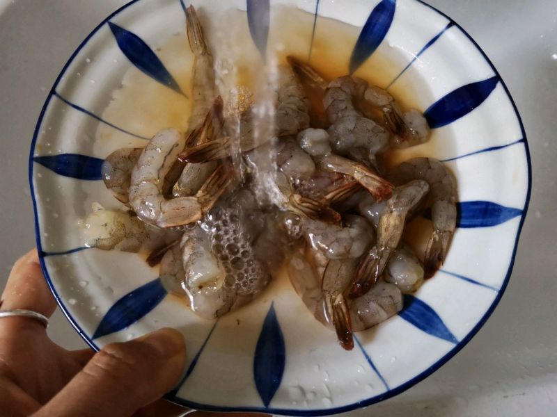 虾扯蛋的做法操作步骤第6步：再将腌制好的虾冲洗干净。