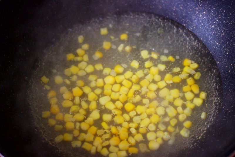 沙拉的做法操作步骤第6步：同样的方法，把玉米粒也焯水备用。