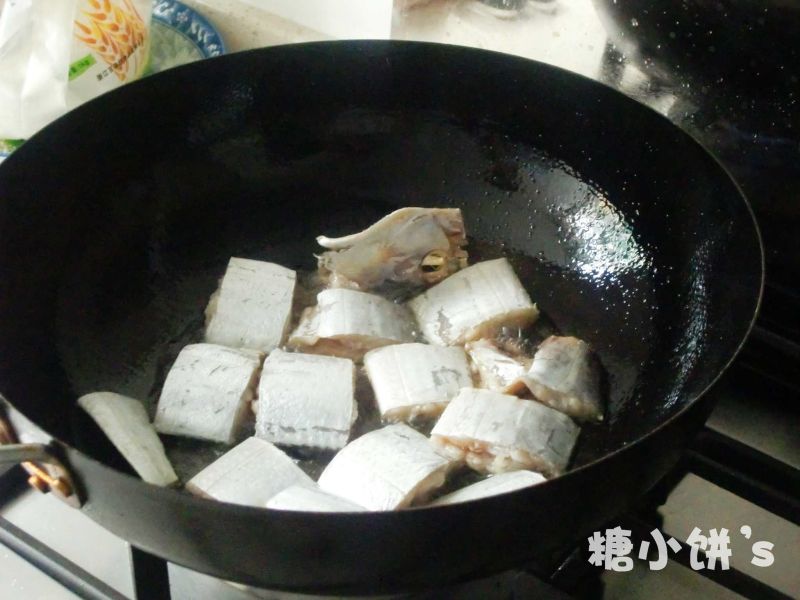 香辣红烧带鱼的做法操作步骤第4步：起油锅。放入带鱼块和1茶匙盐。放入之后不要立即翻动