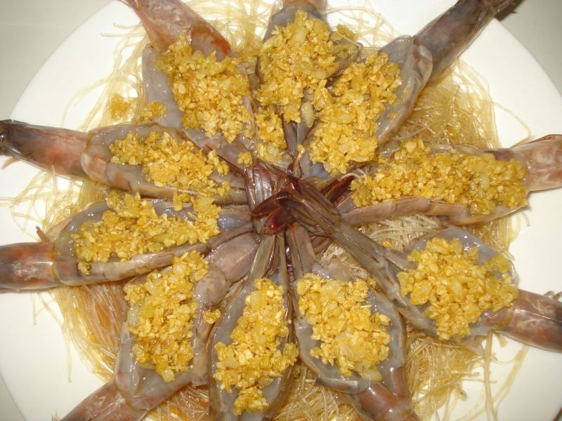 蒜蓉粉丝蒸大虾的做法操作步骤第9步：把炒好的蒜茸放在虾上面，放入蒸锅中蒸大约8分钟（时间自己掌握）