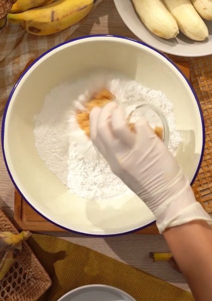 泰国甜品小吃香蕉椰丝饼的做法操作步骤第2步：放入适量棕糖