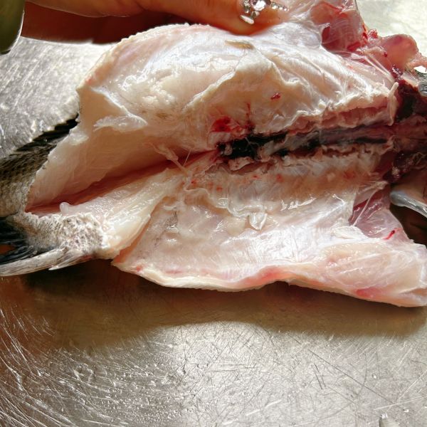 清蒸鱼的做法操作步骤第2步：肚子左右各划一刀，把肉划开