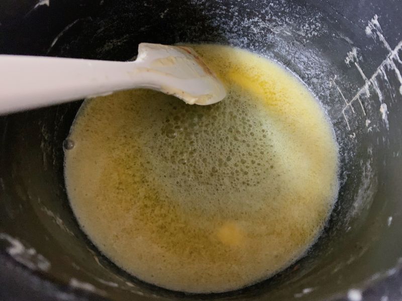 雪花酥的做法操作步骤第1步：黄油放入不粘锅加热至融化、撒盐