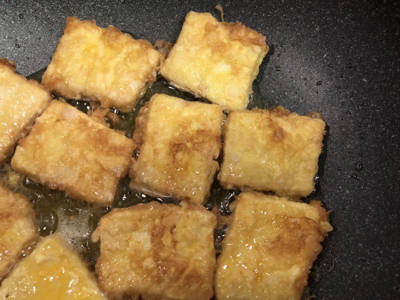 完胜路边摊：香煎孜然豆腐的做法操作步骤第6步：煎至两面金黄即可，倒出多余的油