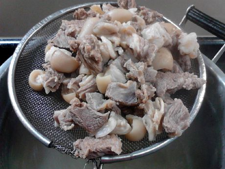 清汤白萝卜炖羊肉的做法操作步骤第5步：捞出羊肉，弃汤不用。