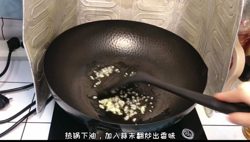 韭菜炒蛋的做法操作步骤第7步：热锅下油，加入蒜末翻炒出香味