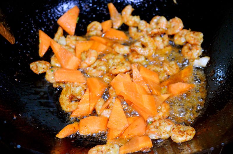 虾仁炒西兰花的做法操作步骤第7步：加入切好的胡萝卜片翻炒一下；