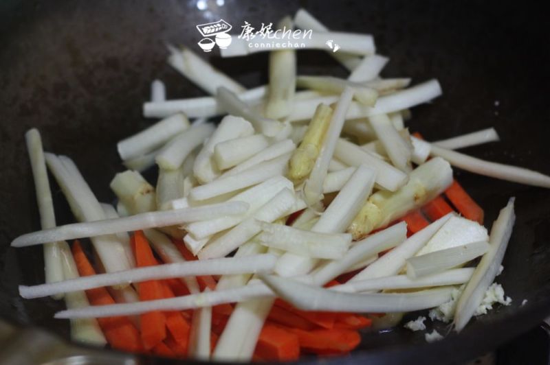 周末的晚餐的做法操作步骤第16步：炒锅烧热油，爆香姜蒜蓉，放白芦笋和胡萝卜，爆炒