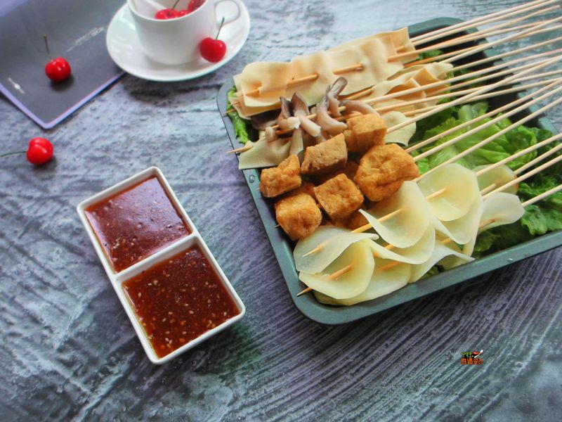 延吉小吃——沾串在“家”打造ins风美食#的做法操作步骤第12步：拿着串串蘸酱汁吃几颗，也可以用刷子刷上酱料再吃