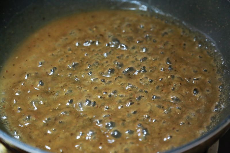 土豆泥的做法操作步骤第6步：料汁放入锅中熬至粘稠，将其浇在土豆泥上即可。
