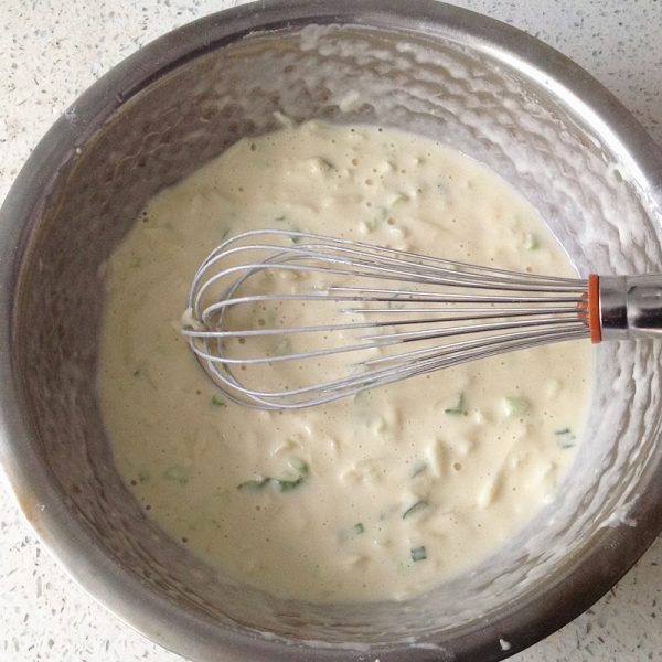 土豆丝软饼红豆粥的做法操作步骤第3步：加入两大勺面粉，一边倒入清水一边搅拌，直到成为比较稠的面糊。