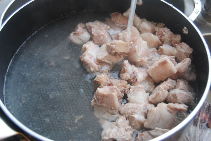 土豆烧排骨的做法操作步骤第3步：冷水冲净血沫备用