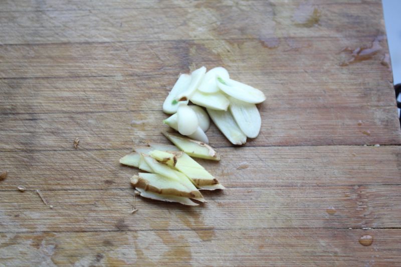 荷塘小炒的做法操作步骤第3步：蒜和姜切成片。