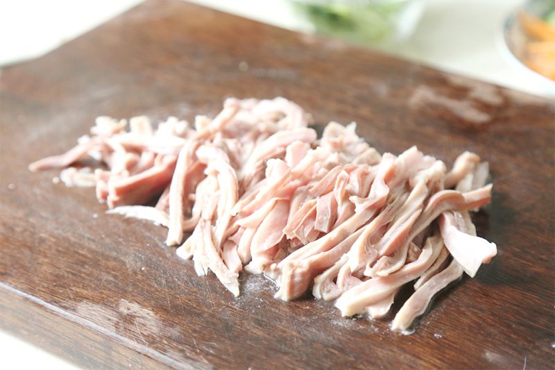 红油肚丝的做法操作步骤第4步：3. 煮熟的猪肚放凉后切丝