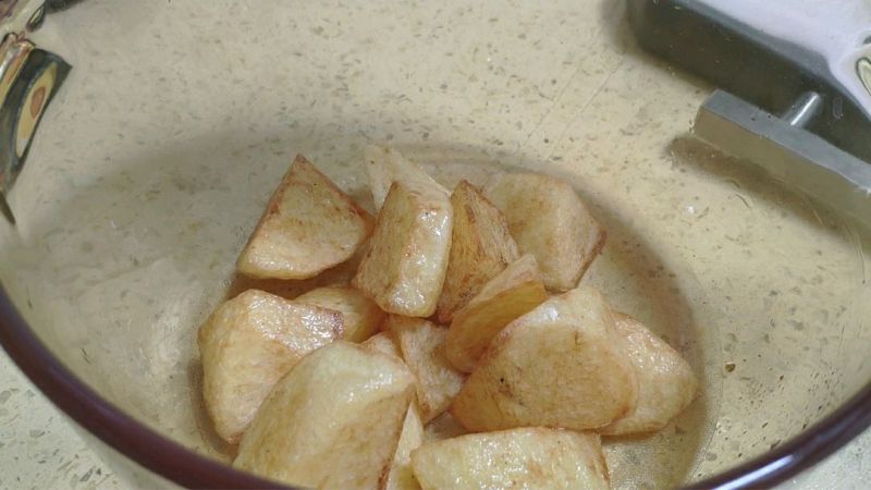 夜市超火小吃锅巴土豆的做法操作步骤第8步：捞出，放入容器中