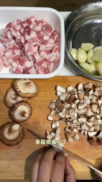 台式卤肉饭的做法操作步骤第1步：准备材料：红葱头、香菇、五花肉