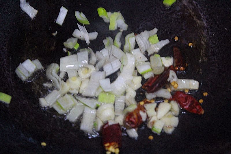 干煸四季豆的做法操作步骤第7步：下葱花，蒜末，干辣椒煸炒出香味