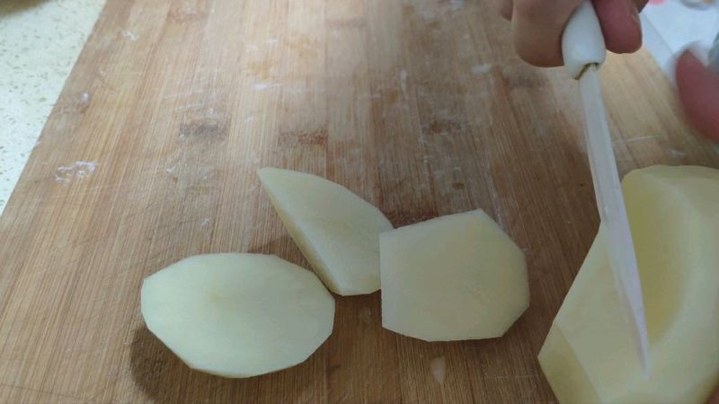 夜市超火小吃锅巴土豆的做法操作步骤第1步：土豆洗净后去皮，切滚刀块