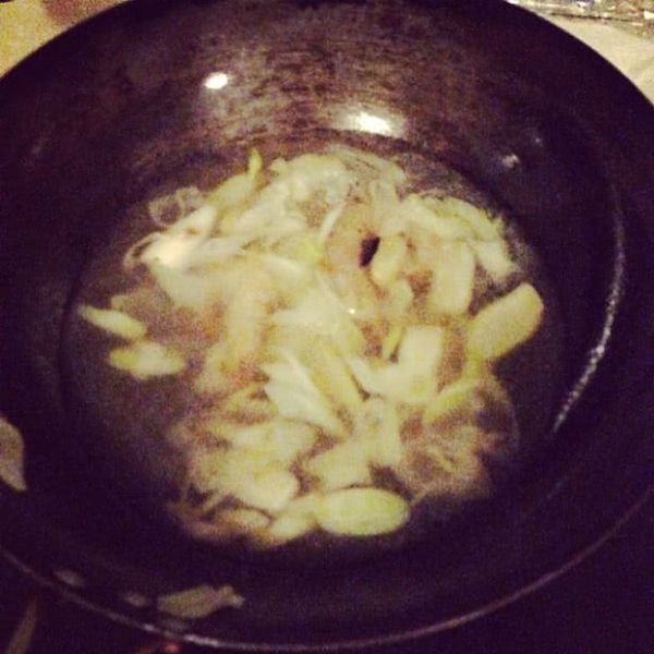 白灼基围虾的做法操作步骤第4步：加一大碗清水，烧开，一定要烧开。