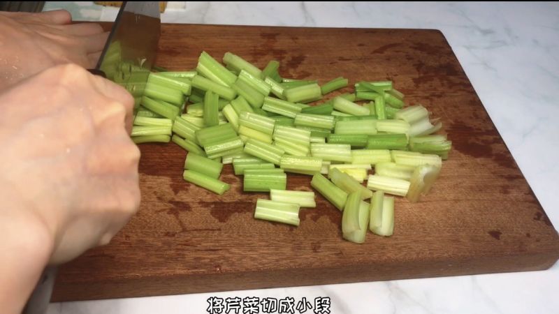 韭菜炒蛋的做法操作步骤第1步：芹菜清洗干净，切成小段，装盘备用