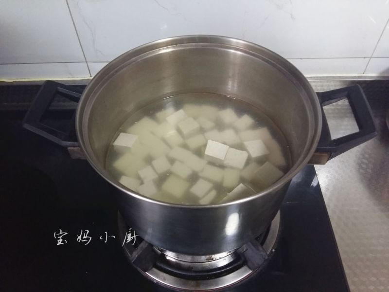 蚝油烧豆腐的做法操作步骤第2步：锅里水开后加入一汤匙盐，放入豆腐块焯水（豆腐不爱入味，先入个底味）