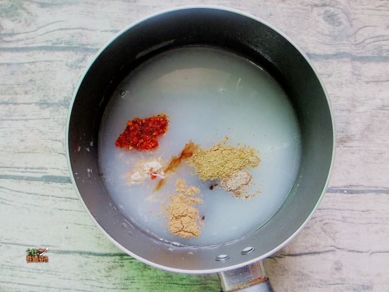 延吉小吃——沾串在“家”打造ins风美食#的做法操作步骤第9步：加入蒜末、五香粉、鸡精、胡椒粉、耗油、老抽、糖
