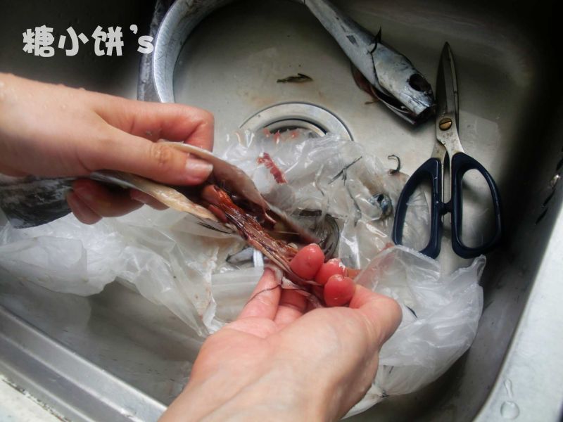 香辣红烧带鱼的做法操作步骤第1步：带鱼洗净。用剪刀帮忙拆去鱼鳃后用手拉出来