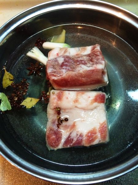回锅肉的做法操作步骤第1步：五花肉用花椒，八角，香叶煮到筷子可以扎透即可。