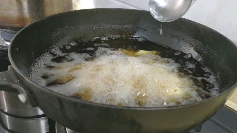 夜市超火小吃锅巴土豆的做法操作步骤第6步：二次复炸，油温7、8成热，放入土豆
