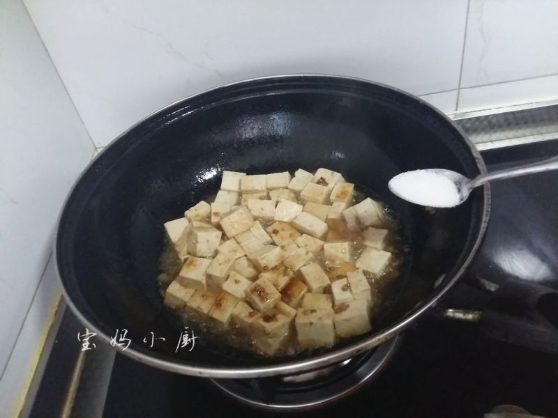 蚝油烧豆腐的做法操作步骤第7步：加入盐，口味比平常炒菜量稍咸些