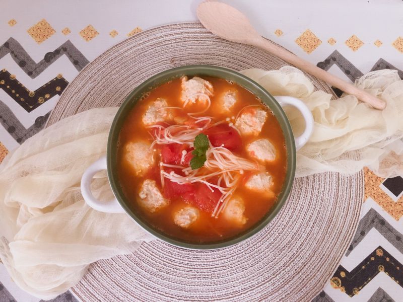 番茄鸡胸肉丸子汤的做法操作步骤第17步：金针菇番茄浓汤配鸡肉味，低热量饱腹感却十足！