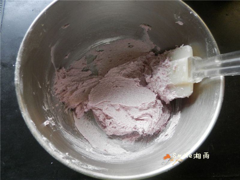 樱花曲奇的做法操作步骤第6步：筛入低筋面粉、紫薯粉，翻拌至无干粉，面糊呈细腻顺滑状态。