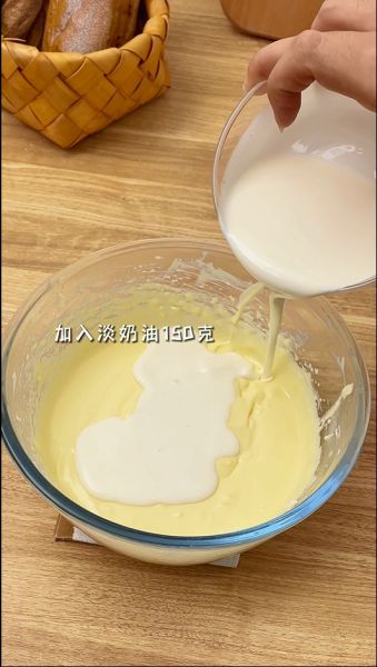 巴斯克芝士蛋糕的做法操作步骤第5步：加入淡奶油，继续低速搅拌
