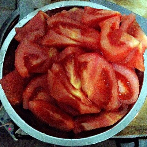 番茄牛腩的做法操作步骤第1步：番茄去皮切块，牛腩切麻将块儿冷水下锅焯水去浮末
