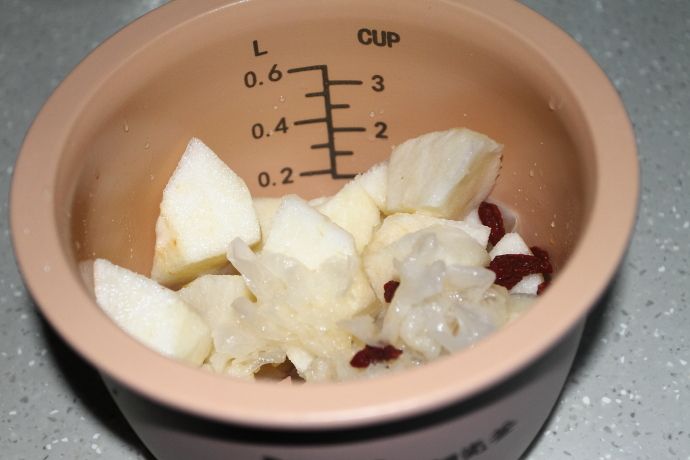 冰糖雪梨银耳汤的做法操作步骤第3步：将切好的雪梨、银耳、冰糖、枸杞放入电饭煲中