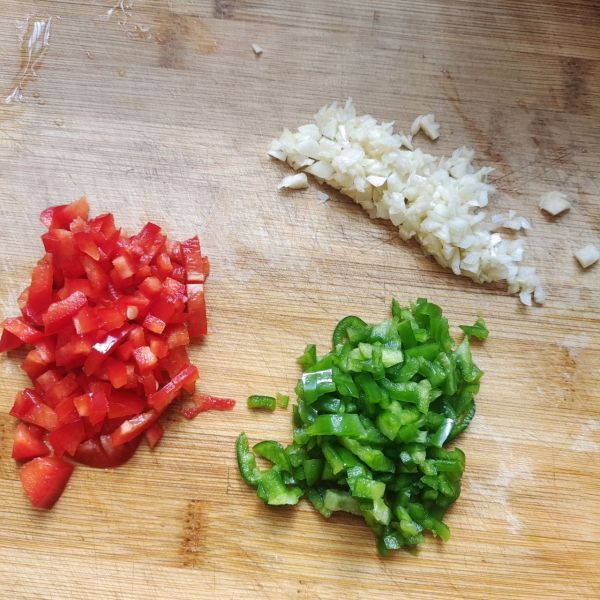 辣椒炒虾皮的做法操作步骤第2步：青红辣椒洗干净切碎，大蒜去皮切碎备用 。