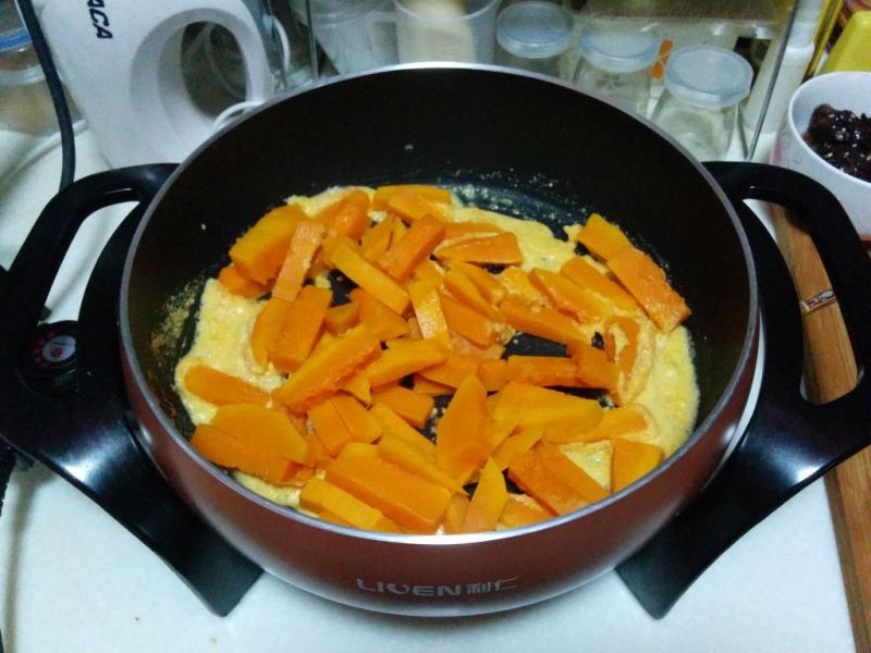 咸蛋黄焗南瓜的做法操作步骤第9步：倒入南瓜条