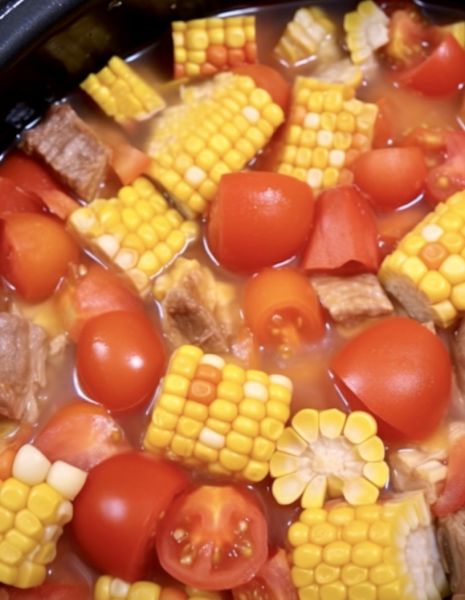 番茄玉米排骨汤的做法操作步骤第6步：6、加入西红柿炖20分钟即可