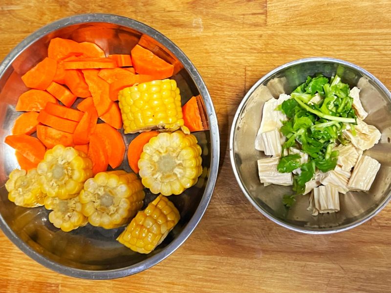 玉米腐竹汤的做法操作步骤第1步：准备食材，腐竹需要提前泡发。