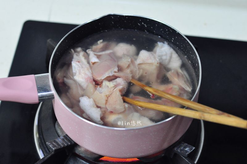 墨鱼干党参鸡汤的做法操作步骤第4步：鸡肉冲洗干净，冷水下锅焯水。