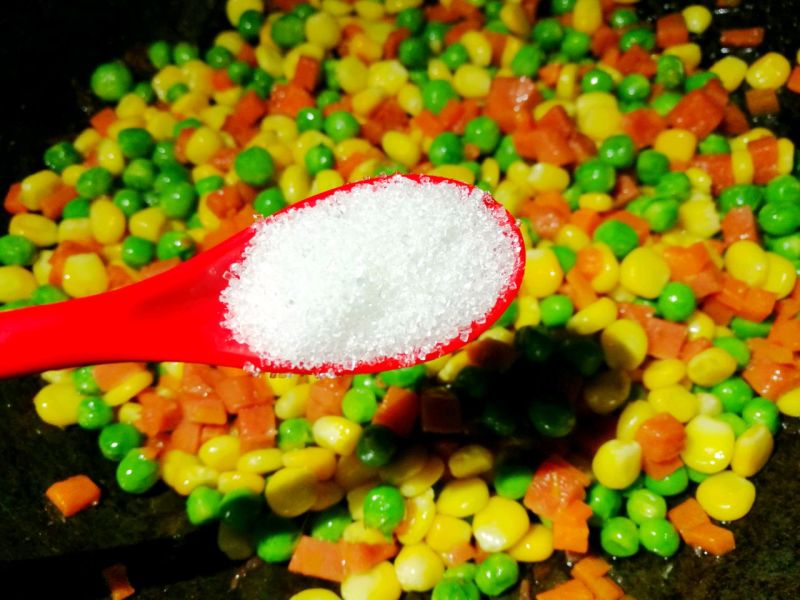 炒玉米的做法操作步骤第7步：加一勺糖翻炒均匀。