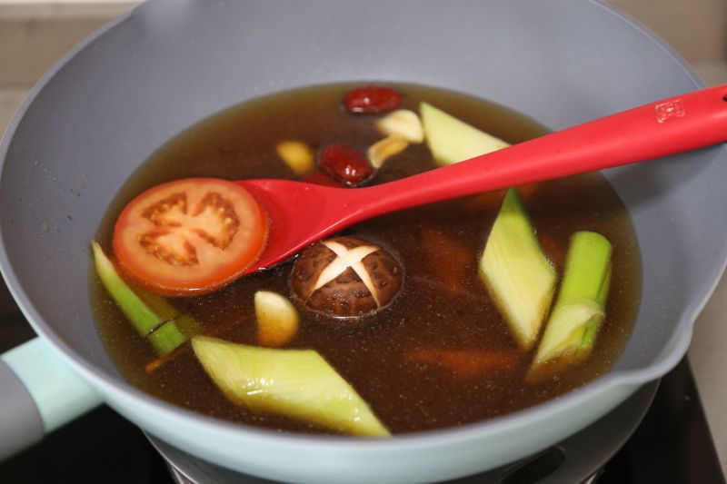 鸡汁汤底小火锅的做法操作步骤第10步：加入香菇、番茄、红枣等