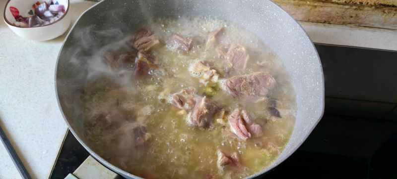 腊鸭莴笋煲的做法操作步骤第8步：加开水，一定要开水，和鱼汤一样做法，不然熬不白。不要加盐，大火煮开，小火15分钟。