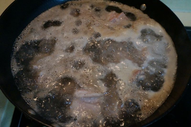 红烧排骨的做法操作步骤第2步：入凉水锅中，大火煮开，水多放一些，出浮沫后，用筷子将排骨直接夹出
